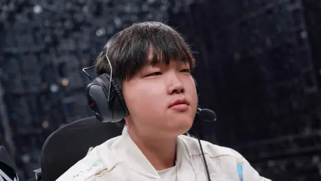 英雄联盟S15全球总决赛G2战队设备故障引发比赛暂停，官方认定符合重赛规则确保赛事公平性